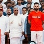 বিজেপি নেতা তথা কেন্দ্রীয় প্রতিমন্ত্রী শোভা করন্দলাজে অভিযোগ করেন, মুখ্যমন্ত্রী সিদ্দারামাইয়া ও তাঁর ডেপুটি শিবকুমারের হাতে রক্ত লেগে আছে। সন্তান হারানো বাবা-মা অভিশাপ দিচ্ছেন তাঁদের। বিজেপি নেতার কথায়, 'তারা (মুখ্যমন্ত্রী এবং ডিসিএম) তাদের হাতের রক্ত ধুয়ে পুলিশ অফিসারদের উপর মুছতে চাইছে।'  