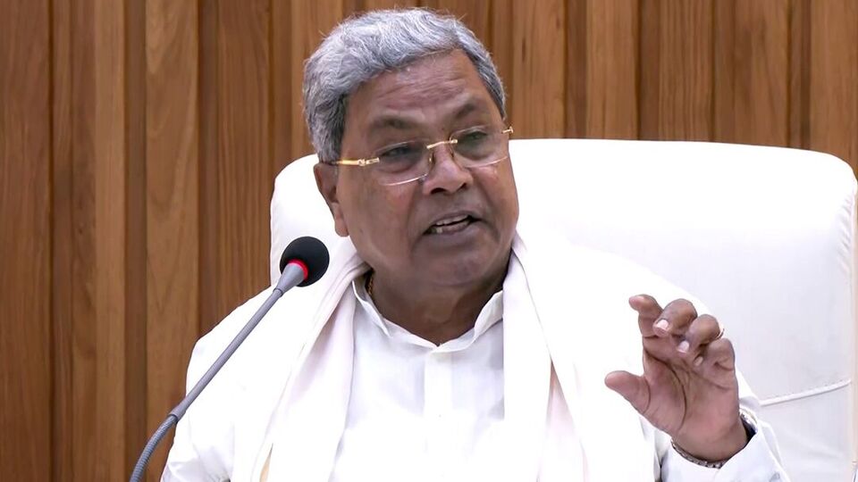 অভিযোগে বলা হয়েছে, আইপিএল জাতীয় গর্বের পরিবর্তে মুনাফার উদ্দেশ্যে পরিচালিত একটি বাণিজ্যিক উদ্যোগ। খেলোয়াড়দের ফ্র্যাঞ্চাইজিগুলি কেনে এবং তাঁরা অর্থের জন্য খেলে। দেশ বা রাজ্যের জন্য নয়। চিঠিতে অভিযোগ করা হয়েছে, এই জাতীয় উদযাপনগুলি সৈনিক বা অলিম্পিক অ্যাথলিটদের মতো জাতীয় নায়কদের জন্য প্রসারিত করা হয়নি। (ANI Grab )