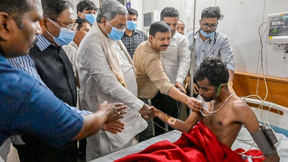 গত ৪ জুন বেঙ্গালুরুর চিন্নস্বামী স্টেডিয়ামের কাছে পদপিষ্ট হয়ে ১১ জনের প্রাণহানির ঘটনায় এবার গাফিলতির অভিযোগ উঠল খোদ মুখ্যমন্ত্রী সিদ্দারামাইয়ার বিরুদ্ধে। কর্ণাটকের রাজ্যপাল থাওয়ারচাঁদ গেহলটের কাছে শনিবার আনুষ্ঠানিক অভিযোগ জমা পড়ল সিদ্দারামাইয়ার বিরুদ্ধে। (AFP)
