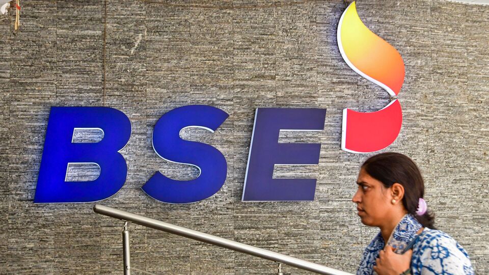 গত অর্থবর্ষের জানুয়ারি-মার্চ চতুর্থ ত্রৈমাসিকে সুজলন এনার্জির নিট মুনাফা পাঁচগুণেরও বেশি বেড়ে ১,১৮১ কোটি টাকা হয়েছে। মূলত আয় বাড়ার কারণেই প্রতিষ্ঠানটির মুনাফা বেড়েছে। আগের ২০২৩-২৪ অর্থবর্ষের একই ত্রৈমাসিকে কোম্পানিটি ২৫৪ কোটি টাকা মুনাফা করেছিল। (PTI)