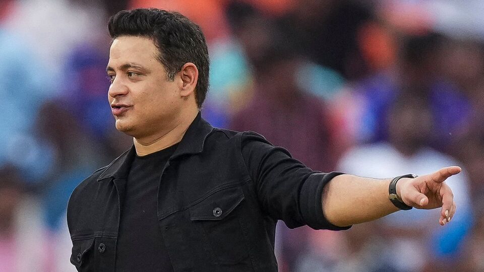 সোশ্যাল মিডিয়ায় অনেককে কৃতজ্ঞতা জানিয়ে অবসরের ঘোষণা করেছেন পীযূষ চাওলা। ২০১১ সালের সেই দলের অন্যতম কনিষ্ঠ সদস্য ছিলেন তিনি। যদিও তিনি টুর্নামেন্ট চলাকালীন কেবল সহায়ক ভূমিকা পালন করেছিলেন। সেই সময় তাঁর নির্বাচনে অনেকেই ভ্রু কুঁচকেছিলেন। মহেন্দ্র সিং ধোনি এবং টিম ম্যানেজমেন্ট অবশ্য স্পিনারদের মধ্যে হরভজন সিংকে ফার্স্ট চয়েস হিসেবে খেলিয়েছিল সেই বিশ্বকাপে। এদিকে যুবরাজ সিং বিশ্বকাপে বল হাতে গুরুত্বপূর্ণ ভূমিকা পালন করেছিলেন এবং ১৫ উইকেট নিয়েছিলেন। চাওলা তিনটি ম্যাচ খেলে চারটি উইকেট নিয়েছিলেন সেই টুর্নামেন্টে। (PTI)