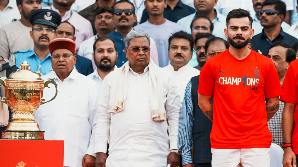 বিজেপি নেতা তথা কেন্দ্রীয় প্রতিমন্ত্রী শোভা করন্দলাজে অভিযোগ করেন, মুখ্যমন্ত্রী সিদ্দারামাইয়া ও তাঁর ডেপুটি শিবকুমারের হাতে রক্ত লেগে আছে। সন্তান হারানো বাবা-মা অভিশাপ দিচ্ছেন তাঁদের। বিজেপি নেতার কথায়, 'তারা (মুখ্যমন্ত্রী এবং ডিসিএম) তাদের হাতের রক্ত ধুয়ে পুলিশ অফিসারদের উপর মুছতে চাইছে।' 