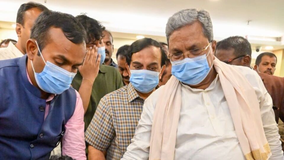 বেঙ্গালুরুর কোট্টিগেপালিয়ার বাসিন্দা গিরিশ কুমার রাজ্যপালের কাছে তাঁর অভিযোগে দাবি করেছেন, মুখ্যমন্ত্রী পর্যাপ্ত সুরক্ষা ব্যবস্থা নিশ্চিত না করেই রয়্যাল চ্যালেঞ্জার্স বেঙ্গালুরুর (আরসিবি) আইপিএল জয় উদযাপনে অংশ নিতে জনগণকে ব্যক্তিগতভাবে আমন্ত্রণ জানিয়েছিলেন। আরসিবি-র মতো বেসরকারি ক্রিকেট ফ্র্যাঞ্চাইজির জন্য গ্র্যান্ড রিসেপশন আয়োজনের রাজ্য সরকারের সিদ্ধান্ত নিয়েও প্রশ্ন তুলেছেন তিনি। (@siddaramaiah)