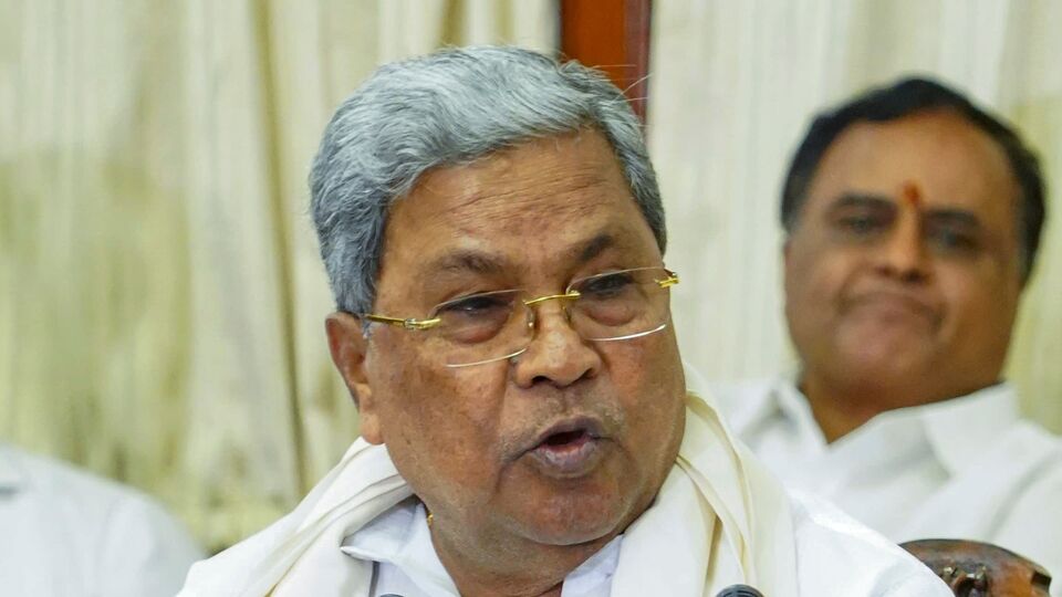৪ জুন সন্ধ্যায় বেঙ্গালুরুর চিন্নাস্বামী স্টেডিয়ামের সামনে আরসিবি দলের প্রথম আইপিএল জয় উদযাপনে অংশ নিতে বিপুল সংখ্যক মানুষ ভিড় করেছিলেন। এ ঘটনায় অন্তত ১১ জন নিহত ও ৫৬ জন আহত হয়েছেন। এদিকে, হাইকোর্টের অবসরপ্রাপ্ত বিচারপতি জন মাইকেল কুনহার নেতৃত্বে রাজ্য সরকার গঠিত এক সদস্যের তদন্ত কমিশনকে পদপিষ্ট হওয়ার ঘটনার তদন্তের জন্য দায়ী ব্যক্তিদের চিহ্নিত করতে বলা হয়েছে। (PTI)