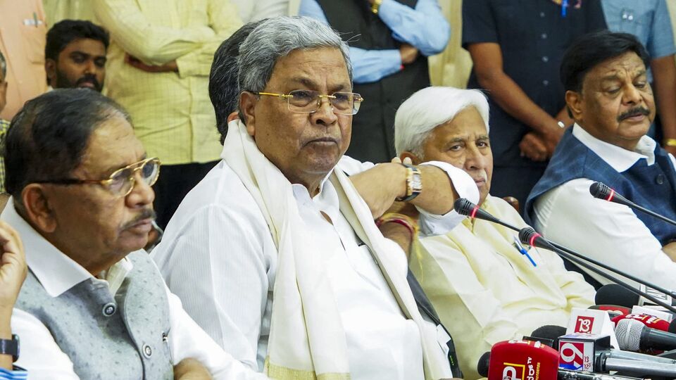 উপমুখ্যমন্ত্রী ডিকে শিবকুমার বিমানবন্দরে আরসিবি টিমকে অভ্যর্থনা জানানোয় তাঁরও সমালোচনা করেছেন অভিযোগকারী। তিনি অভিযোগ করেন যে সরকার নাগরিকদের সুরক্ষার দায়িত্ব পালনে ব্যর্থ হয়েছে এবং অব্যবস্থাপনার জন্য দায়ীদের জবাবদিহি করার দাবি জানিয়েছেন। (PTI)