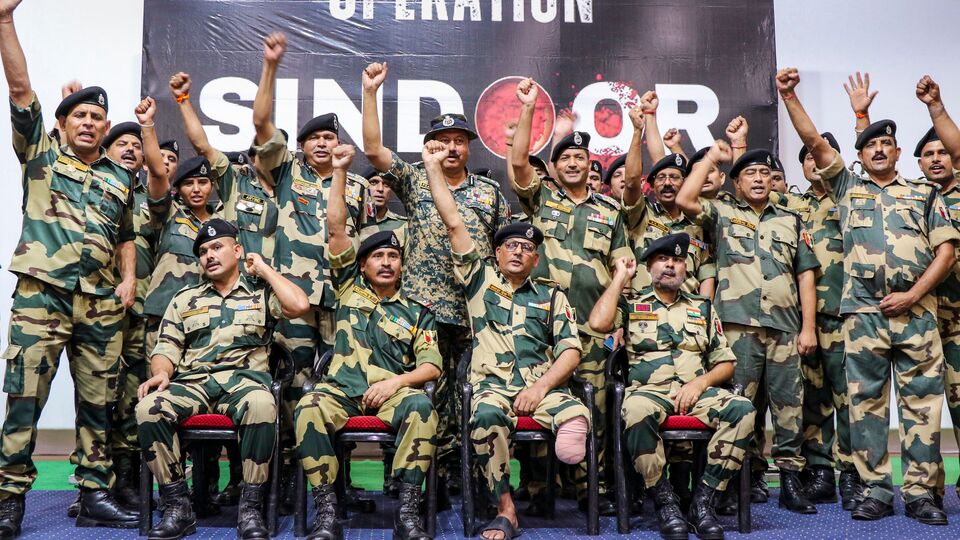 আমেরিকার শুল্ক যুদ্ধের আবহে 'ড্রাগন-হাতির নাচের' উল্লেখ করে ভারতের সঙ্গে হাত মেলানোর বার্তা দিয়েছিল চিন। তবে এরপর ভারত এবং পাকিস্তানের মধ্যে সংঘাত বাঁধে। সেই সংঘাতে চিন পাকিস্তানের পাশেই ছিল। সেখানে চিনা এয়ার ডিফেন্স সিস্টেম ব্যবহার করেছিল পাকিস্তানি বাহিনী। তবে তা ডাহা ফেল করেছিল। (PTI)