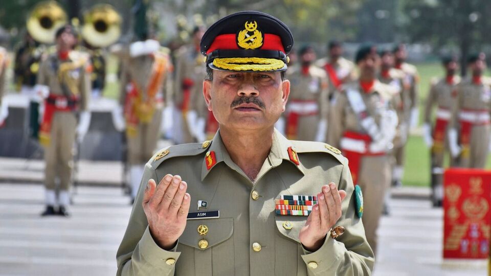 তবে বকরি ইদের মতো পবিত্র অনুষ্ঠানেও মুনির ভারতের বিরুদ্ধে বিষোদগার করতে পিছপা হলেন না। মুনির বলেন, 'সাম্প্রতিক সংঘর্ষে পাকিস্তান ভারতকে উপযুক্ত জবাব দিয়েছে এবং শহিদের সেনাদের প্রতিশোধ নিয়েছে।' তাঁর দাবি, ভারতের হামলার জবাব দিতে গিয়ে পাকিস্তান নিজেদের সক্ষমতা দেখিয়েছে। (AP)