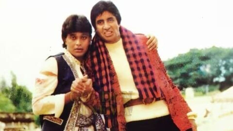 মিঠুন সেই সময় অমিতাভ বচ্চনের 'দো আনজানে' ছবির প্রযোজনা সংস্থার সঙ্গে কাজ করছিলেন। তাঁর কাজ ছিল ছবির নায়ক অমিতাভ বচ্চনের দেখাশোনা করা। তিনি তাঁর কাজ খুব ভালোভাবেই সামলাচ্ছিলেন।