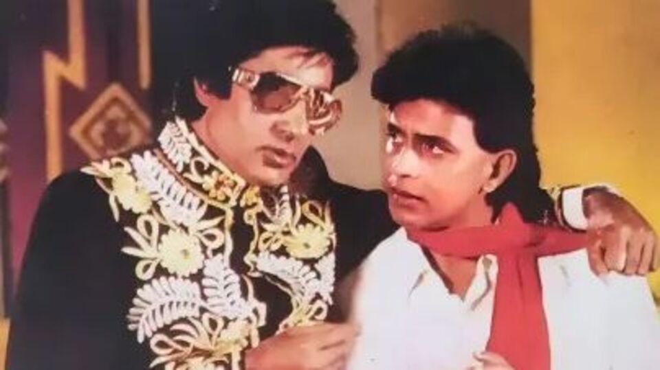 মিঠুন অমিতাভ বচ্চনের দেখাশোনা করতে ব্যস্ত ছিলেন। এই সময় কলকাতা থেকে তাঁর কাছে ফোন আসে। কিন্তু অভিনেতার কাছে টিকিটের টাকা ছিল না। এমন পরিস্থিতিতে, যখন অমিতাভ বচ্চন জানতে পারেন যে, তাঁর দেখাশোনা করা প্রযোজনা দলের সদস্য মিঠুন নায়ক হতে চান এবং তাঁকে একটি চরিত্রের জন্য কলকাতা যেতে হবে, তখন তিনি সাহায্যের হাত বাড়িয়ে দেন।