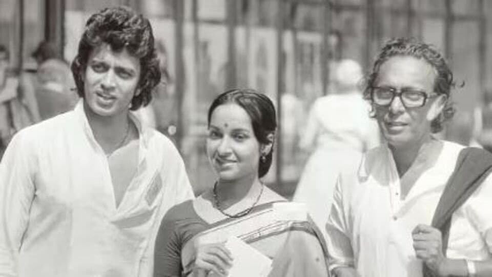 অমিতাভ প্রযোজকের কাছে মিঠুনকে কলকাতা যেতে দেওয়ার জন্য অনুমতি চান, পাশাপাশি মিঠুনকে খানিক হাত খরচের টাকাও দিতে বলেন। অমিতাভের সাহায্যে মিঠুন কলকাতায় পৌঁছন এবং মৃগয়া ছবিতে প্রধান নায়কের ভূমিকায় ধরা দেন।