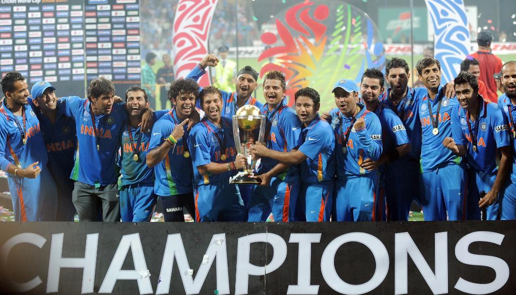 ১৪ বছর আগে মুম্বাইয়ের ওয়াংখেড়ে স্টেডিয়ামে ওয়ানডে বিশ্বকাপের শিরোপা জিতেছিল ভারত। সেই দলের ১৪ জনই আন্তর্জাতিক ক্রিকেট থেকে অবসর নিয়েছেন। সেই তালিকায় নবতম সংযোজন পীযূষ চাওলা। তিনি আনুষ্ঠানিকভাবে সমস্ত ধরণের ক্রিকেট থেকে অবসর নেওয়ার ঘোষণা করেন সম্প্রতি। এই আবহে সেই আইকনিক ১৫ সদস্যের দলের আর মাত্র ১ জনই (বিরাট কোহলি) আন্তর্জাতিক ক্রিকেটে সক্রিয় থাকছেন। এছাড়া ধোনি আগামী বছরের আইপিএল খেললে পেশাদারি ক্রিকেটে সক্রিয় থাকা সদস্যের সংখ্যা হবে ২। ১৪ বছর আগে মুম্বাইয়ের ওয়াংখেড়ে স্টেডিয়ামে ওয়ানডে বিশ্বকাপের শিরোপা জিতেছিল ভারত। সেই দলের ১৪ জনই আন্তর্জাতিক ক্রিকেট থেকে অবসর নিয়েছেন। সেই তালিকায় নবতম সংযোজন পীযূষ চাওলা। তিনি আনুষ্ঠানিকভাবে সমস্ত ধরণের ক্রিকেট থেকে অবসর নেওয়ার ঘোষণা করেন সম্প্রতি। এই আবহে সেই আইকনিক ১৫ সদস্যের দলের আর মাত্র ১ জনই (বিরাট কোহলি) আন্তর্জাতিক ক্রিকেটে সক্রিয় থাকছেন। এছাড়া ধোনি আগামী বছরের আইপিএল খেললে পেশাদারি ক্রিকেটে সক্রিয় থাকা সদস্যের সংখ্যা হবে ২।