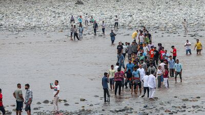 উল্লেখ্য, গত ২২ এপ্রিল পহেলগাঁওয়ে জঙ্গি হামলায় ২৬ জন সাধারণ মানুষ প্রাণ হারিয়েছিলেন। সেই ঘটনার একদিন পরই নয়াদিল্লি শাস্তিমূলক পদক্ষেপ করে পাকিস্তানের বিরুদ্ধে। সেদিন ঘোষণা করা হয়েছিল, ছয় দশকের পুরনো সিন্ধু জল চুক্তি স্থগিত রাখবে ভারত। এরপর থেকে পাকিস্তানের জলসম্পদ সচিব সৈয়দ আলি মুর্তজা ভারতের জলশক্তি মন্ত্রককে মোট চারটি চিঠি পাঠিয়েছেন।   (Gourav)