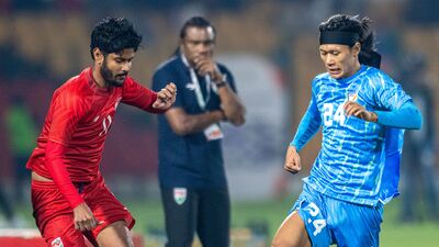 মোহনবাগানের যে জায়গায় ফাঁক আছে, সেটা হল ডিফেন্সে। আনোয়ার ইস্টবেঙ্গলে চলে যাওয়ার পরে রক্ষণে ভারতীয় ডিফেন্ডারের অভাব টের পাচ্ছে মোহনবাগান। গত মরশুমে দীপেন্দু বিশ্বাস ভালো খেলে নিজেকে প্রমাণ করলেও এএফসি চ্যাম্পিয়ন্স লিগ ২ এবং আইএসএলের কঠিন ম্যাচের জন্য মোহনবাগানের প্রয়োজন একজন প্রথমসারির ভারতীয় ডিফেন্ডার। আর সেজন্যই ছুটছে অভিষেকের পিছনে। (ফাইল ছবি, সৌজন্যে @RGPunjabFC) মোহনবাগানের যে জায়গায় ফাঁক আছে, সেটা হল ডিফেন্সে। আনোয়ার ইস্টবেঙ্গলে চলে যাওয়ার পরে রক্ষণে ভারতীয় ডিফেন্ডারের অভাব টের পাচ্ছে মোহনবাগান। গত মরশুমে দীপেন্দু বিশ্বাস ভালো খেলে নিজেকে প্রমাণ করলেও এএফসি চ্যাম্পিয়ন্স লিগ ২ এবং আইএসএলের কঠিন ম্যাচের জন্য মোহনবাগানের প্রয়োজন একজন প্রথমসারির ভারতীয় ডিফেন্ডার। আর সেজন্যই ছুটছে অভিষেকের পিছনে। (ফাইল ছবি, সৌজন্যে @RGPunjabFC)
