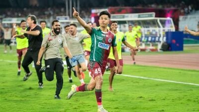 যদিও আইএসএলের যুগেও কোনও খেলোয়াড়কে নিয়ে ইস্টবেঙ্গল এবং মোহনবাগানের দড়ি টানাটানির বিষয়টি একেবারেই নতুন নয়। গত বছর আপুইয়াকে নিয়ে কার্যত একইরকম রেষারেষি চলেছিল ময়দানের দুই বড় ক্লাবের মধ্যে। শেষপর্যন্ত মুম্বই সিটি এফসি থেকে মোহনবাগানে যোগ দেন আপুইয়া। এবার ২০ বছরের অভিষেক শেষপর্যন্ত কোন দলে যান, সেদিকে নজর আছে কলকাতা ময়দানের। (ফাইল ছবি) যদিও আইএসএলের যুগেও কোনও খেলোয়াড়কে নিয়ে ইস্টবেঙ্গল এবং মোহনবাগানের দড়ি টানাটানির বিষয়টি একেবারেই নতুন নয়। গত বছর আপুইয়াকে নিয়ে কার্যত একইরকম রেষারেষি চলেছিল ময়দানের দুই বড় ক্লাবের মধ্যে। শেষপর্যন্ত মুম্বই সিটি এফসি থেকে মোহনবাগানে যোগ দেন আপুইয়া। এবার ২০ বছরের অভিষেক শেষপর্যন্ত কোন দলে যান, সেদিকে নজর আছে কলকাতা ময়দানের। (ফাইল ছবি)