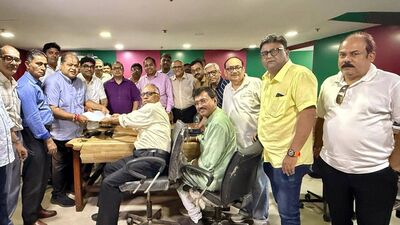 সোমবার বিকেলে মোহনবাগান তাঁবুতে এসে সচিব পদে সৃঞ্জয় মনোনয়নপত্র জমা দেন। সঙ্গে ছিলেন দেবাশিস, কুণাল ঘোষরা। পরে তৃণমূল কংগ্রেস নেতা কুণাল বলেন, 'মোহনবাগান। ঐক্যবদ্ধ মনোনয়নপর্ব। সচিব সৃঞ্জয় বসু ও কর্মসমিতি। ক্লাবপ্রাঙ্গণ জমজমাট। নিয়মানুযায়ী প্রথম বৈঠক থেকে সভাপতি, সহ-সভাপতি ঠিক হবে। আলোচনায় ঠিক হয়েছে সভাপতি হবেন দেবাশিস দত্ত।' (ছবি সৌজন্যে, ফেসবুক Mohun Bagan) সোমবার বিকেলে মোহনবাগান তাঁবুতে এসে সচিব পদে সৃঞ্জয় মনোনয়নপত্র জমা দেন। সঙ্গে ছিলেন দেবাশিস, কুণাল ঘোষরা। পরে তৃণমূল কংগ্রেস নেতা কুণাল বলেন, 'মোহনবাগান। ঐক্যবদ্ধ মনোনয়নপর্ব। সচিব সৃঞ্জয় বসু ও কর্মসমিতি। ক্লাবপ্রাঙ্গণ জমজমাট। নিয়মানুযায়ী প্রথম বৈঠক থেকে সভাপতি, সহ-সভাপতি ঠিক হবে। আলোচনায় ঠিক হয়েছে সভাপতি হবেন দেবাশিস দত্ত।' (ছবি সৌজন্যে, ফেসবুক Mohun Bagan)