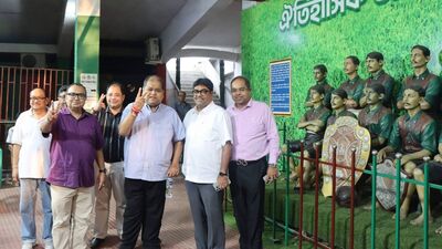 তারইমধ্যে মোহনবাগানের নয়া কমিটিতে সহ-সচিব হচ্ছেন সত্যজিৎ চট্টোপাধ্যায়। কোষাধ্যক্ষ হচ্ছেন সন্দীপ বন্দ্যোপাধ্যায়। অর্থ সচিব হচ্ছে সুরজিৎ বসু। ফুটবল সচিবের দায়িত্ব উঠবে স্বপন বন্দ্যোপাধ্যায়ের হাতে। যুব ফুটবলের সচিব হচ্ছেন শিল্টন পাল। কার্যকরী সদস্যদের মধ্যে থাকছেন সোহিনী মিত্র চৌবে, সোমেশ্বর বাগুইরা। (ছবি সৌজন্যে, ফেসবুক Kunal Ghosh) তারইমধ্যে মোহনবাগানের নয়া কমিটিতে সহ-সচিব হচ্ছেন সত্যজিৎ চট্টোপাধ্যায়। কোষাধ্যক্ষ হচ্ছেন সন্দীপ বন্দ্যোপাধ্যায়। অর্থ সচিব হচ্ছে সুরজিৎ বসু। ফুটবল সচিবের দায়িত্ব উঠবে স্বপন বন্দ্যোপাধ্যায়ের হাতে। যুব ফুটবলের সচিব হচ্ছেন শিল্টন পাল। কার্যকরী সদস্যদের মধ্যে থাকছেন সোহিনী মিত্র চৌবে, সোমেশ্বর বাগুইরা। (ছবি সৌজন্যে, ফেসবুক Kunal Ghosh)