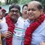 একইসুরে মোহনবাগানের সচিব পদে বসতে চলা সৃঞ্জয় দাবি করেছেন, আলোচনার মাধ্যমেই দুই যুযুধান পক্ষের মধ্যে যাবতীয় সমস্যা মিটে গিয়েছে। তাই হাফ-টাইমের আগেই তাঁরা হাত মিলিয়ে নিয়েছেন। আর দেবাশিসের সঙ্গে আগেও তিনি কাজ করেছেন বলে জানান সৃঞ্জয়। যে দু'জন আজ বেশ খোশমেজাজে ছিলেন। (ছবি সৌজন্যে, ফেসবুক Kunal Ghosh)