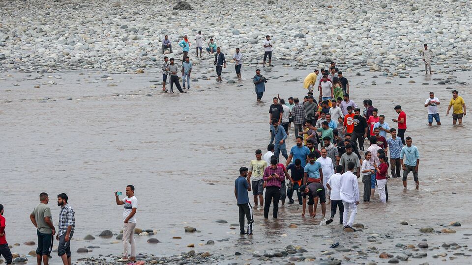 উল্লেখ্য, গত ২২ এপ্রিল পহেলগাঁওয়ে জঙ্গি হামলায় ২৬ জন সাধারণ মানুষ প্রাণ হারিয়েছিলেন। সেই ঘটনার একদিন পরই নয়াদিল্লি শাস্তিমূলক পদক্ষেপ করে পাকিস্তানের বিরুদ্ধে। সেদিন ঘোষণা করা হয়েছিল, ছয় দশকের পুরনো সিন্ধু জল চুক্তি স্থগিত রাখবে ভারত। এরপর থেকে পাকিস্তানের জলসম্পদ সচিব সৈয়দ আলি মুর্তজা ভারতের জলশক্তি মন্ত্রককে মোট চারটি চিঠি পাঠিয়েছেন। (Gourav)