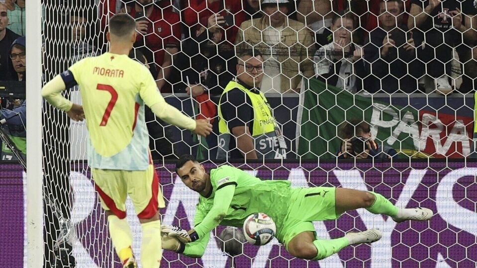 এদিকে রোনাল্ডোর গোলেরর পরে আর কেউ নেটে বল জড়াতে পারেননি নির্ধারিত সময়ের মধ্যে। এর মধ্যে ইস্কোর একটি দুর্দান্ত শট বাঁদিকে ঝাঁপিয়ে বাঁচিয়েছিলেন পর্তুগিজ গোলরক্ষক দিওগো কোস্তা। এই আবহে ম্যাচ গড়ায় অতিরিক্ত সময়ে। তাতেও গোল করতে ব্যর্থ হয় দুই প্রতিবেশী দেশের কেউই। শুটআউট শুরু হয়। প্রথম তিনটি সুযোগের সবকটি কাজে লাগায় দুটি দলই। তবে আলভারো মোরাটা গোল মারতে পারেননি। শেষ পর্যন্ত পেনাল্টি শুটআউটে ৫-৩ ব্যবধানে হারল স্পেন। (AP)