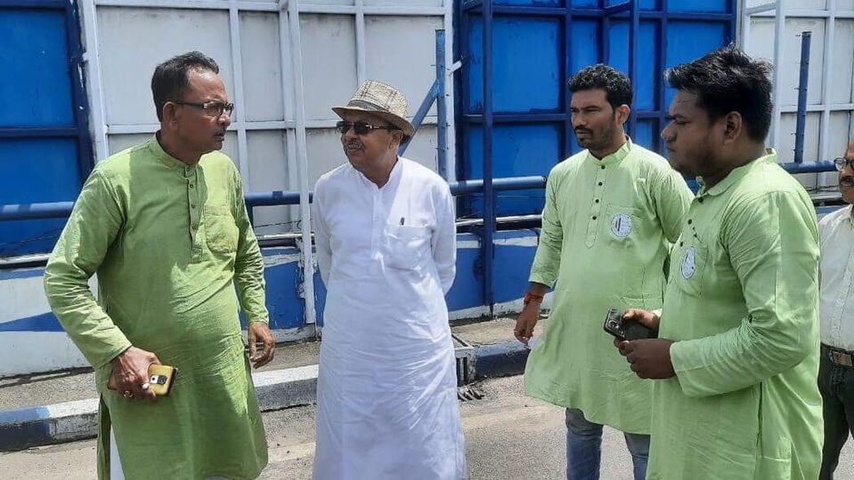 অরূপ দাবি করেছেন, শ্বেতার সঙ্গে তাঁর আলাপ-পরিচয় ছিল না। চেনেন না ওই মহিলাকে। এমনকী তৃণমূলের সদস্য ছিল কিনা, সে বিষয়েও তাঁর বিন্দুমাত্র ধারণা নেই বলে দাবি করেছেন অরূপ। সেইসঙ্গে তিনি দাবি করেছেন, শ্বেতার মতো লোকজন প্রভাব বিস্তারের জন্য এরকম কাজ করতে পারে। আর ওই মহিলা যদি তৃণমূলে থাকে, তাহলে তাড়িয়ে দেওয়া হবে বলে দাবি করেছেন অরূপ। (ফাইল ছবি, সৌজন্যে ফেসবুক)