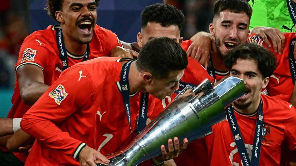 নেশনস লিগ ফাইনালটা অবশ্য শুধুমাত্র রোনাল্ডোময় ছিল না। পর্তুগালের সেরা খেলোয়াড়ও হয়ত তিনি ছিলেন না। পর্তুগিজদের হয়ে দুর্দান্ত খেলেছেন নুনো মেন্ডেজ। দলের প্রথম গোলটি তিনি করেছিলেন। দ্বিতীয় গোলটিতেও অনেকটা অবদান ছিল তাঁরই। নুনো মেন্ডেজের ক্রসই স্প্যানিশ ডিফেন্ডারের পায়ে লেগে বিপজ্জনক ভাবে ডি বক্সে পৌঁছায়। এবং শিকারির মতো সেই বলটির ওপর নজর রেখেছিলেন রোনাল্ডে। কোনও ভুল না করে সেটিকে জালে জড়ান সিআর৭। (AFP)