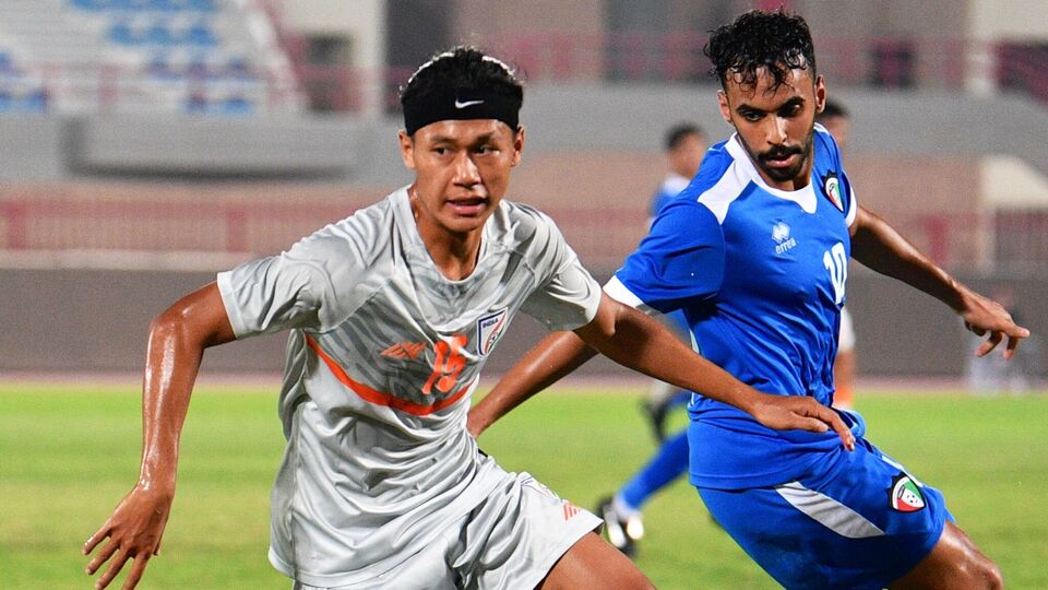 ওই প্রতিবেদন অনুযায়ী, আনোয়ার আলির সঙ্গে অভিষেককে খেলাতে পঞ্জাবের সঙ্গে আগেই মৌখিকভাবে সম্মতির জায়গায় পৌঁছে গিয়েছিল ইস্টবেঙ্গল। পঞ্জাব ছাড়ার জন্য অভিষেকও তৈরি ছিলেন। কিন্তু শেষমুহূর্তে মোহনবাগান আরও বেশি অঙ্কের প্রস্তাব দেওয়ায় অভিষেকের ইস্টবেঙ্গল যাত্রা আপাতত থমকে গিয়েছে। চূড়ান্ত সিদ্ধান্ত নেওয়ার ক্ষেত্রে অনেকটাই সময় লাগতে পারে বলে অনুমান করা হচ্ছে। (ফাইল ছবি, সৌজন্যে এক্স @IndianFootball)