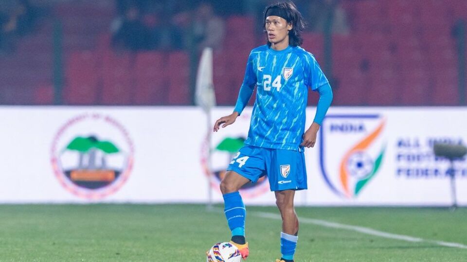 ইস্টবেঙ্গলের বাড়া ভাতে ছাই দিল মোহনবাগান সুপার জায়ান্ট। সংবাদমাধ্যম দ্য স্পোর্টসস্টারের প্রতিবেদন অনুযায়ী, ভারতের তরুণ ডিফেন্ডার অভিষেক সিংকে নেওয়ার জন্য আরও বেশি টাকার প্রস্তাব দিয়েছে সবুজ-মেরুন বাহিনী। যে প্রস্তাব অভিষেকের বর্তমান ক্লাব পঞ্জাব এফসি বিবেচনা করে দেখছে বলেও ওই প্রতিবেদনে জানানো হয়েছে। (ফাইল ছবি, সৌজন্যে এক্স @IndianFootball)