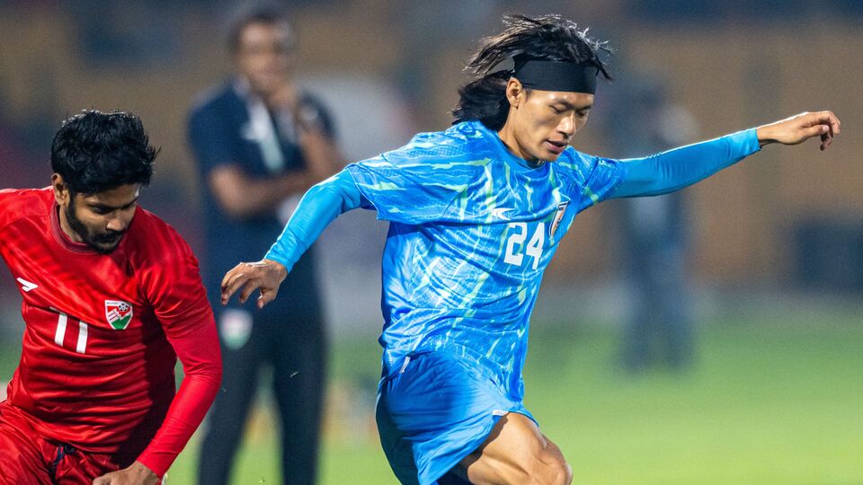 এমনিতেও নয়া মরশুমের দল গঠনের জন্য ঝড়ের গতিতে এগিয়ে চলেছে ইস্টবেঙ্গল। সরকারিভাবে ঘোষণা করা না হলেও ইতিমধ্যে বিপিন সিং, এডমুন্ড লালরিন্ডিকার মতো খেলোয়াড়দের সই করিয়ে নিয়েছে। সেখানে মোহনবাগান অবশ্য ঢিমেগতিতে চলছে। এখনও পর্যন্ত নতুন করে কোনও খেলোয়াড়কে সই করায়নি। তবে পরপর দু'বার আইএসএল শিল্ডজয়ী মোহনবাগানের দল অনেক বেশি গোছানো। (ফাইল ছবি, সৌজন্যে @RGPunjabFC)