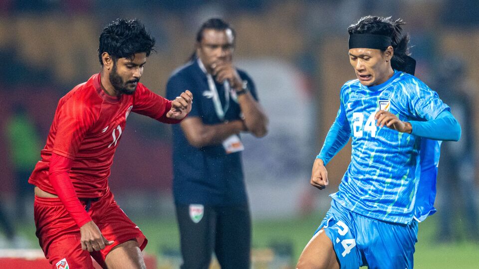 মোহনবাগানের যে জায়গায় ফাঁক আছে, সেটা হল ডিফেন্সে। আনোয়ার ইস্টবেঙ্গলে চলে যাওয়ার পরে রক্ষণে ভারতীয় ডিফেন্ডারের অভাব টের পাচ্ছে মোহনবাগান। গত মরশুমে দীপেন্দু বিশ্বাস ভালো খেলে নিজেকে প্রমাণ করলেও এএফসি চ্যাম্পিয়ন্স লিগ ২ এবং আইএসএলের কঠিন ম্যাচের জন্য মোহনবাগানের প্রয়োজন একজন প্রথমসারির ভারতীয় ডিফেন্ডার। আর সেজন্যই ছুটছে অভিষেকের পিছনে। (ফাইল ছবি, সৌজন্যে @RGPunjabFC)