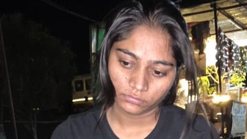 জানা গিয়েছে, সোনম নিজে থেকেই নিজের বাড়িতে ফোন করেন। তারপরই তাঁর বাড়ির লোক ইন্দোর পুলিশকে জানায় বিষয়টি। সেই তথ্য পেয়ে সঙ্গে সঙ্গে গাজিপুরের পুলিশকে এই নিয়ে অবগত করা হয়। ইন্দোর পুলিশের একটি দল এখন গাজিপুরে যাচ্ছে তদন্তের গতিপ্রকৃতি বুঝতে। 