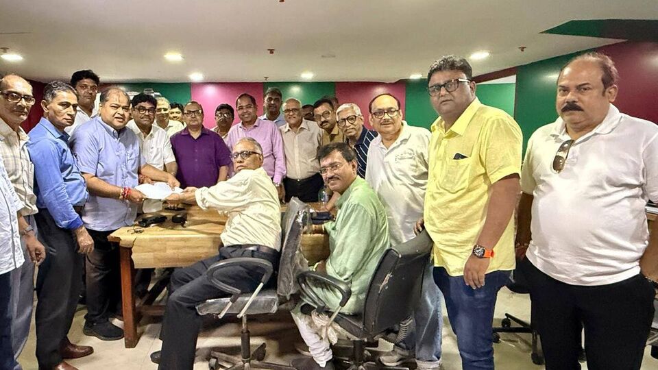 সোমবার বিকেলে মোহনবাগান তাঁবুতে এসে সচিব পদে সৃঞ্জয় মনোনয়নপত্র জমা দেন। সঙ্গে ছিলেন দেবাশিস, কুণাল ঘোষরা। পরে তৃণমূল কংগ্রেস নেতা কুণাল বলেন, 'মোহনবাগান। ঐক্যবদ্ধ মনোনয়নপর্ব। সচিব সৃঞ্জয় বসু ও কর্মসমিতি। ক্লাবপ্রাঙ্গণ জমজমাট। নিয়মানুযায়ী প্রথম বৈঠক থেকে সভাপতি, সহ-সভাপতি ঠিক হবে। আলোচনায় ঠিক হয়েছে সভাপতি হবেন দেবাশিস দত্ত।' (ছবি সৌজন্যে, ফেসবুক Mohun Bagan)