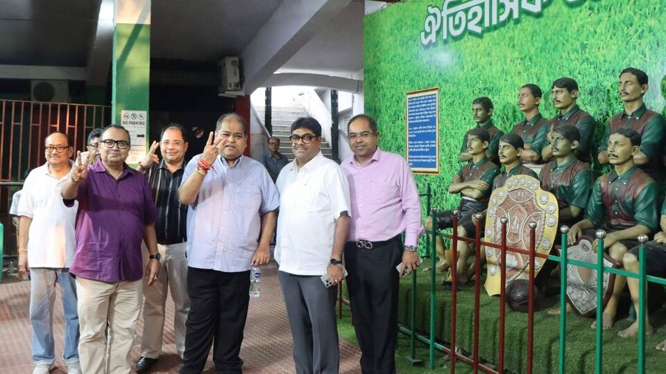 তারইমধ্যে মোহনবাগানের নয়া কমিটিতে সহ-সচিব হচ্ছেন সত্যজিৎ চট্টোপাধ্যায়। কোষাধ্যক্ষ হচ্ছেন সন্দীপ বন্দ্যোপাধ্যায়। অর্থ সচিব হচ্ছে সুরজিৎ বসু। ফুটবল সচিবের দায়িত্ব উঠবে স্বপন বন্দ্যোপাধ্যায়ের হাতে। যুব ফুটবলের সচিব হচ্ছেন শিল্টন পাল। কার্যকরী সদস্যদের মধ্যে থাকছেন সোহিনী মিত্র চৌবে, সোমেশ্বর বাগুইরা। (ছবি সৌজন্যে, ফেসবুক Kunal Ghosh)