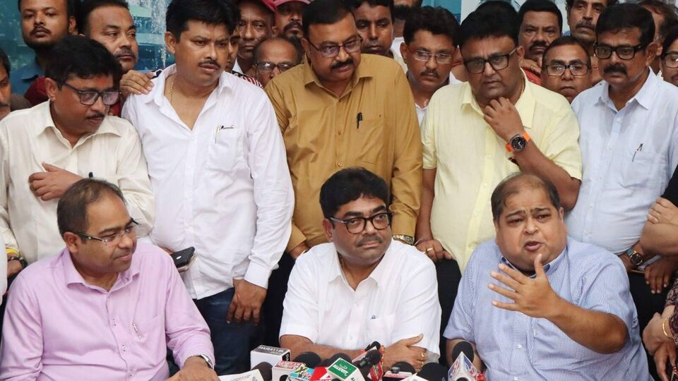 একটি মহলের তরফে দাবি করা হয়েছে, দেবাশিস এবং সৃঞ্জয় যে হাফ-টাইমের আগেই ম্যাচ ছেড়ে দিয়ে ড্রয়েই 'খুশি' হয়ে গিয়েছেন, সেটার নেপথ্যে রয়েছে বড়-বড় নাম। সেই দাবি অবশ্য উড়িয়ে দিয়েছেন দেবাশিস। তিনি দাবি করেছেন, মোহনবাগান নেহাতই ক্লাব নয়, মোহনবাগান হল সমাজের সবথেকে বড় প্রতিচ্ছবি। সবকিছুর ঊর্ধ্বে উঠে মোহনবাগানের সঙ্গে যুক্ত সকলের একটাই পরিচয় - মোহনবাগানি। (ছবি সৌজন্যে, ফেসবুক Kunal Ghosh)