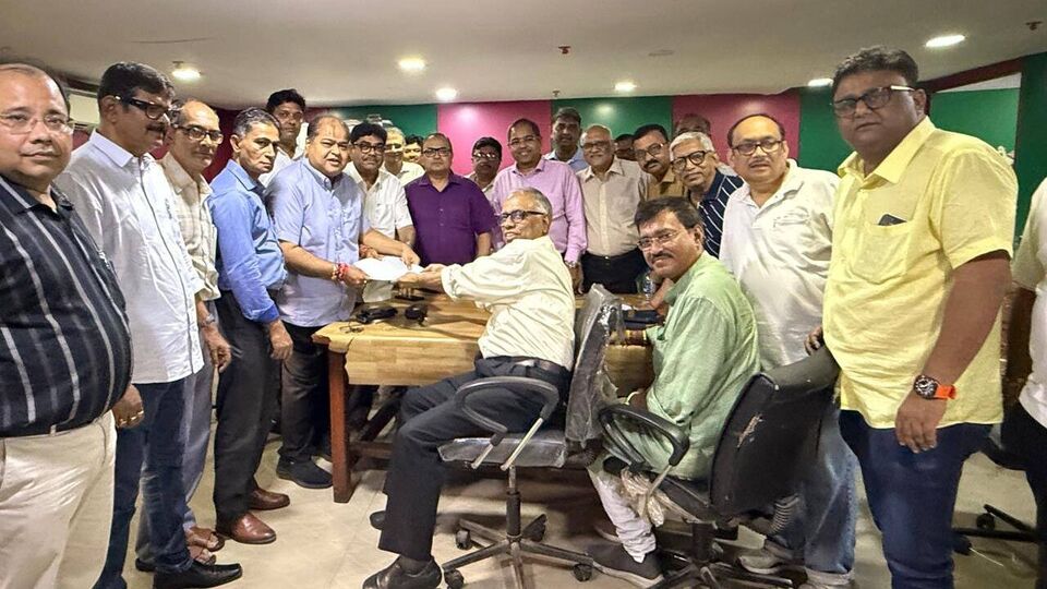 'খেলা' শুরুর পরে হাফ-টাইমও হয়নি। অর্থাৎ ঘড়িতে অতিক্রান্ত হয়নি ৪৫ মিনিটও। কিন্তু তার আগেই ফুল-টাইমের বাঁশি বাজিয়ে দিলেন 'দুই ক্যাপ্টেন'। হাসিমুখে দুই ‘যুযুধান ক্যাপ্টেন’ ড্রয়ের পথে হাঁটলেন। আর সেই পরিস্থিতিতে নির্বাচন ছাড়াই মোহনবাগানের নয়া কমিটির সচিব হচ্ছেন সৃঞ্জয় বসু। আর সভাপতি হিসেবে দেবাশিস দত্তের নামে কার্যত সিলমোহর পড়ে গেল। (ছবি সৌজন্যে, ফেসবুক Mohun Bagan)
