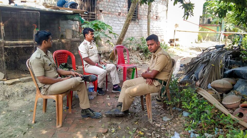অভিযোগ উঠেছে, কাজের টোপ দিয়ে কম বয়সি মহিলাদের ফাঁসাত শ্বেতা এবং আরিয়ান। তাঁদের ডেকে আনত। তারপর জোর করে পর্নোগ্রাফির ব্যবসায় নামিয়ে দিত। এমনকী প্রোডাকশন হাউসও খুলেছিল বলে অভিযোগ উঠেছে। অভিযোগ উঠেছে, স্থানীয় বাসিন্দারা একাধিকবার শ্বেতার নামে অভিযোগ করেছিল। কিন্তু কাজের কাজ কিছু হয়নি। (ছবিটি প্রতীকী, সৌজন্যে পিটিআই)