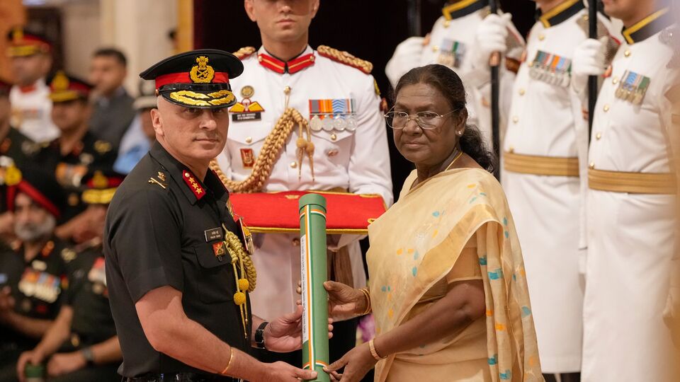 দিনকয়েক আগে রাষ্ট্রপতি দ্রৌপদী মুর্মুর হাত থেকে পুরস্কারও পেয়েছেন লেফটেন্যান্ট জেনারেল ঘাই। তাঁকে উত্তম যুদ্ধ সেবা মেডেল দেওয়া হয়। এএনআইয়ের প্রতিবেদন অনুযায়ী, মণিপুরের সুরক্ষা ব্যবস্থা পর্যালোচনা করে দেখতে গত ২৫ ফেব্রুয়ারি গিয়েছিলেন। বিশেষত জোর দিয়েছিলেন ভারত-মায়ানমার সীমান্তে। একাধিক গুরুত্বপূর্ণ বৈঠকও করেছিলেন। (ছবি সৌজন্যে পিটিআই)