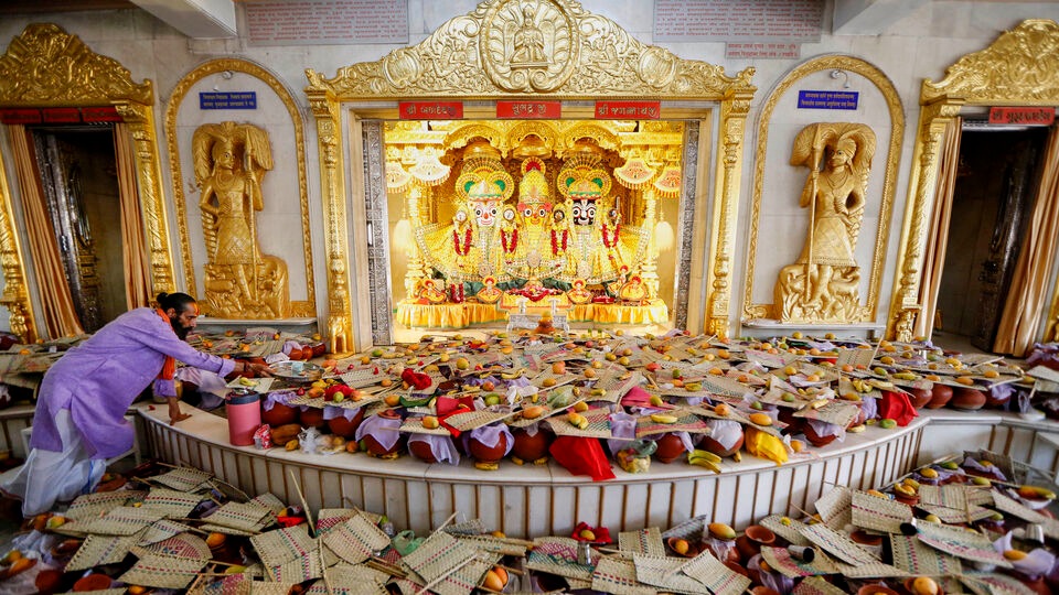 স্নান পূর্ণিমার নিয়মাবলী: জ্যেষ্ঠ পূর্ণিমার দিনে, জগন্নাথ দেবের পুরীর মন্দির থেকে পাহাড়ি নামে একটি শোভাযাত্রায় ভগবান জগন্নাথ, দেবী সুভদ্রা এবং বলরামের মূর্তি বের করা হয়। শোভাযাত্রাটি স্লোগান, ঢোল, ঘণ্টা এবং ভগবানের মন্ত্রের সঙ্গে এগিয়ে যায়। হাজার হাজার ভক্ত দেবতাদের স্নান বেদী নামক বেদীতে নিয়ে যান। এখানে পবিত্র আচারে ভগবানকে স্নান করানোর জন্য ১০৮টি কলস, সুগন্ধি এবং ভেষজ যুক্ত জল ব্যবহার করা হয়।(PTI)