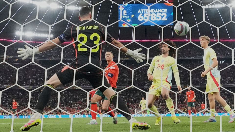 তরুণ লেমিন ইয়ামাল বনাম বুড়ো ক্রিশ্চিয়ানো রোনাল্ডোর লড়াই হিসেবে দেখা হচ্ছিল এই ম্যাচটিকে। সেই ইউয়েফা নেশনস লিগ ফাইনালেই বুড়ো হাড়ে ভেল্কি দেখিয়ে নিজের জাত চেনালেন ক্রিশ্চিয়ানো রোনাল্ডো। ৪০ বছর বয়সে দলের হয়ে গোল করলেন। খেললেন প্রায় ৮৮ মিনিট। খেলার শেষের দিকে পায়ে বল না থাকা সত্ত্বেও ডিফেন্ডারদের ওপর যেভাবে চাপ সৃষ্টি করছিলেন, তাতেই যেন দম বন্ধ হয়ে উঠেছিল স্পেনের। (AP)