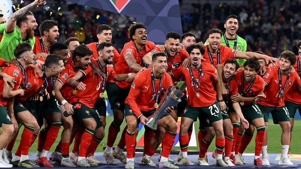 নেশনস লিগের ফাইনালে স্পেন দুবার এগিয়ে গিয়েছিল। মার্টিন জুবিমেন্দি ২১ মিনিটে এগিয়ে দিয়েছিলেন স্পেনকে। তবে নুনো মেন্ডেজ এর ৫ মিনিট পরই গোল করে দলকে ম্যাচে ফেরান। তবে হাফটাইম বিরতির কিছু আগেই মিকেল ওইয়ারসাবাল ফের এগিয়ে দেন স্পেনকে। এরপর ৬১ মিনিটে পর্তুগিজ অধিনায়ক রোনাল্ডো নিজের আন্তর্জাতিক ক্যারিয়ারের ১৩৮তম গোলটি করে ফের একবার পর্তুগালকে ম্যাচে ফেরান। (REUTERS)