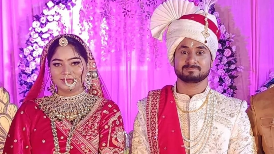 টানা ১৬ দিনের সাসপেন্সের পর ইন্দোরের রাজা-সোনমের গল্প নতুন মোড় নিয়েছে। মেঘালয়ে নিহত রাজার স্ত্রীকে উত্তরপ্রদেশের গাজিপুর থেকে আটক করা হয়েছে। মেঘালয়ের ডিজিপি আই নোংরাংকে উদ্ধৃত করে সংবাদ সংস্থা পিটিআই জানিয়েছে, সোনম রঘুবংশী এই হত্যাকাণ্ডে জড়িত ছিল এবং মধ্যপ্রদেশ থেকে তিন খুনিকে ভাড়া করে নিয়ে এসেছিল। (HT_PRINT)