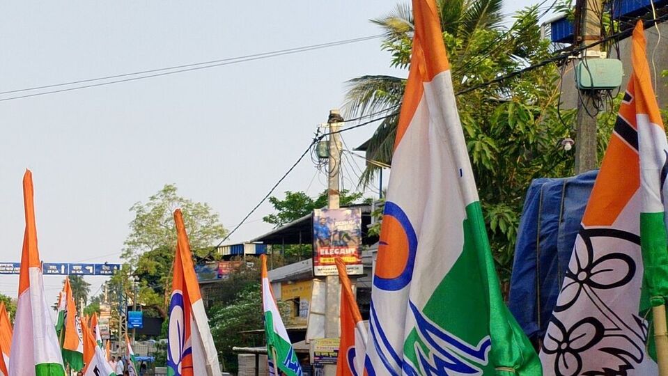 আবার বিষয়টি নিয়ে হাওড়ার বাঁকড়া এক নম্বর গ্রাম পঞ্চায়েতের প্রধান আখতার হোসেন মোল্লা দাবি করেছেন, আগে সিপিআইএমের সঙ্গে যুক্ত ছিল শ্বেতা। মারধর করেছিল শ্বশুরবাড়ির লোকজনকে। হাতিয়ে নিয়েছিল সম্পত্তি। সেইসঙ্গে রূপ দেখিয়ে যে কোনও ধরনের কাজ হাসিল করে নিত। সুন্দরী মহিলা ছিল। তবে শ্বেতাকে তৃণমূলে ঢুকতে দেওয়া হয়নি বলে দাবি করেছেন বাঁকড়া এক নম্বর গ্রাম পঞ্চায়েতের প্রধান। (ছবিটি প্রতীকী, সৌজন্যে ফেসবুক AITC Ghatal)