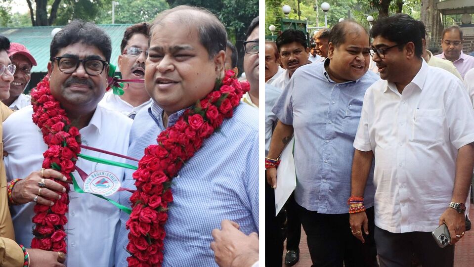 একইসুরে মোহনবাগানের সচিব পদে বসতে চলা সৃঞ্জয় দাবি করেছেন, আলোচনার মাধ্যমেই দুই যুযুধান পক্ষের মধ্যে যাবতীয় সমস্যা মিটে গিয়েছে। তাই হাফ-টাইমের আগেই তাঁরা হাত মিলিয়ে নিয়েছেন। আর দেবাশিসের সঙ্গে আগেও তিনি কাজ করেছেন বলে জানান সৃঞ্জয়। যে দু'জন আজ বেশ খোশমেজাজে ছিলেন। (ছবি সৌজন্যে, ফেসবুক Kunal Ghosh)