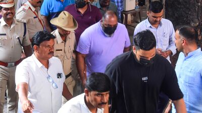 সেই ঘটনায় গ্রেফতার হওয়ার পরই আরসিবির নিখিল সুশালে দাবি করেছিলেন, তিনি নির্দোষ। এক্ষেত্রে তাঁকে রাজনৈতিক কারণেও বলি করা হচ্ছে। যদিও এই বিষয়ে কোনও নির্দেশ দেয়নি আদালত। বুধবার ফের এই মামলায় শুনানি রয়েছে। প্রসঙ্গত , এর আগে আদালত কর্ণাটক স্টেট ক্রিকেট অ্যাসোসিয়েশনের কর্তাদের রক্ষাকবচ দিয়েছিল। কিন্তু আরসিবির কর্তা সেই সুযোগ পেলেন না। ছবি- এইচটি (Savitha)