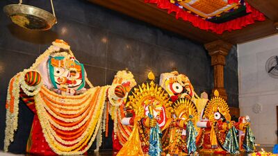 এই দিন নতুন বস্ত্র পরে প্রথমে গঙ্গাস্নান করতে হবে। তারপরে মন্দিরে অথবা বাড়িতে থাকা জগন্নাথ বলরাম এবং মা সুভদ্রার মূর্তি পুজো করতে হবে। তাদের পুজোর আগে অবশ্যই স্নান করাতে হবে গঙ্গাজল এবং দুধ দিয়ে, সঙ্গে দিতে হবে আতর, কর্পূর, চন্দন ইত্যাদি। 