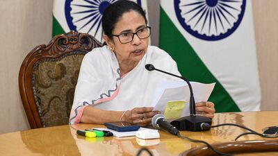 ওবিসি ইস্যুতে আজ বিধানসভায় মমতা বন্দ্যোপাধ্যায় দাবি করেন, রাজ্য সরকার অত্যন্ত দ্রুততার সঙ্গে বেঞ্চ মার্ক সার্ভে চালিয়েছে এবং পিছিয়ে পড়া অংশের মানুষজনকে চিহ্নিত করেছে। সেই অনুযায়ী ওবিসি তালিকা তৈরি করেছ সরকার। এই আবহে মমতা বন্দ্যোপাধ্যায় আরও দাবি করেন, ওবিসি সংরক্ষণের সঙ্গে কোনও জাত ধর্মের যোগ নেই। এই নিয়ে বিভ্রান্তি ছড়ানো হচ্ছে বলে বিজেপিকে তোপ দাগেন তিনি।     (PTI)
