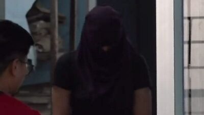 এদিকে জেরায় অভিযুক্ত খুনিরা বলেছে, খাদে ফেলে দেওয়ার আগেও জীবিত ছিলেন রাজা রঘুবংশী। খাদে ফেলতে রাজাকে ধাক্কা দেওয়ার কাজটা কঠিন হয়ে পড়েছিল অভিযুক্তদের পক্ষে। সেই সময় সোনম নিজেও সাহায্য করে এবং শেষ ধাক্কাটা দিয়ে রাজা রঘুবংশীকে গভীর খাদে ফেলে দেয়। (PTI) এদিকে জেরায় অভিযুক্ত খুনিরা বলেছে, খাদে ফেলে দেওয়ার আগেও জীবিত ছিলেন রাজা রঘুবংশী। খাদে ফেলতে রাজাকে ধাক্কা দেওয়ার কাজটা কঠিন হয়ে পড়েছিল অভিযুক্তদের পক্ষে। সেই সময় সোনম নিজেও সাহায্য করে এবং শেষ ধাক্কাটা দিয়ে রাজা রঘুবংশীকে গভীর খাদে ফেলে দেয়। (PTI)