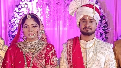 মেঘালয় পুলিশ সূত্রে খবর, রাজা হত্যায় ব্যবহৃত চাপাতিটিই প্রথম সূত্র পায় তারা। তদন্তের সঙ্গে যুক্ত এক পদস্থ আধিকারিক বলেন, 'এই ধরনের চাপাতি সাধারণত ওই অঞ্চলে ব্যবহার করা হয় না, যা দেখে এলাকার বাইরের কারও জড়িত থাকার সন্দেহ হয়। এরপরই আমরা ওই দম্পতির কল রেকর্ড খতিয়ে দেখার সিদ্ধান্ত নিই। জানা গিয়েছে, খুনের কয়েকদিন আগে সোনমের সঙ্গে যোগাযোগ ছিল ভাড়াটে খুনিদের একজনের সঙ্গে।' এই একটা ভুলেই সোনমের পরিকল্পনার ফাঁক ধরা পড়ে যায়।   (HT_PRINT)