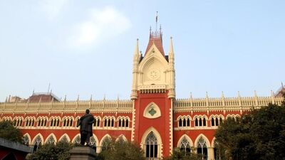 এর আগে কলকাতা হাইকোর্টে বিচারপতি তপোব্রত চক্রবর্তী এবং বিচারপতি রাজাশেখর মান্থার ডিভিশন বেঞ্চ রায় দিয়েছিল এই ওবিসি মামায়। ২০১০ সাল থেকে পশ্চিমবঙ্গে সব ওবিসি শংসাপত্র বাতিলের নির্দেশ দিয়েছিল উচ্চ আদালত। সবমিলিয়ে ২০১০ সালের এপ্রিল থেকে ২০১০ সালের সেপ্টেম্বরের মধ্যে ৭৭টি শ্রেণিকে ওবিসি তালিকায় অন্তর্ভুক্ত করার সিদ্ধান্ত বাতিল করে দিয়েছিল হাইকোর্ট। সেইসঙ্গে ২০১২ সালের পশ্চিমবঙ্গ অনগ্রসর শ্রেণি আইনের (তফসিলি জাতি ও তফসিলি উপজাতি ছাড়া অন্য শ্রেণি) আওতায় ৩৭টি শ্রেণিকে যে ওবিসি তকমা প্রদান করা হয়েছিল, সেটাও খারিজ করে দিয়েছিল হাইকোর্ট।   (HT_PRINT)