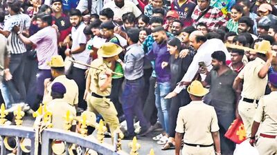 এখনই স্বস্তি মিলল না আরসিবির মার্কেটিং কর্তা নিখীল সুশালের। তিনি কর্ণাটক হাইকোর্টে আর্জি জানিয়েছিলেন জামিনের, কিন্তু সেই আর্জি এদিন খারিজ করে দেওয়া হল। ফলে আদালতে আরও একবার ধাক্কা খেলেন আরসিবির এই কর্তা। ছবি-এইচটি প্রিন্ট (HT_PRINT)