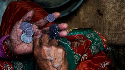 অন্যদিকে পাকিস্তানে চরম দারিদ্র্যের সংখ্যা ৪.৯ শতাংশ থেকে বেড়ে ১৬.৫ শতাংশ হয়েছে  ২০১৭-১৮ থেকে ২০২০-২১ সালের মধ্যে। অর্থাৎ মাত্র পাঁচ বছরে পরিস্থিতি তিনগুণ খারাপ হয়েছে। উল্লেখ্য, মূল্যস্ফীতির পরিপ্রেক্ষিতে বিশ্বব্যাঙ্ক দারিদ্র্যের সংজ্ঞা পরিবর্তন করেছে। এখন দৈনিক জনপ্রতি ২.১৫ ডলার থেকে ৩ ডলার করা হয়েছে চরম দারিদ্র্যসীমার আয়ের রেখা।   